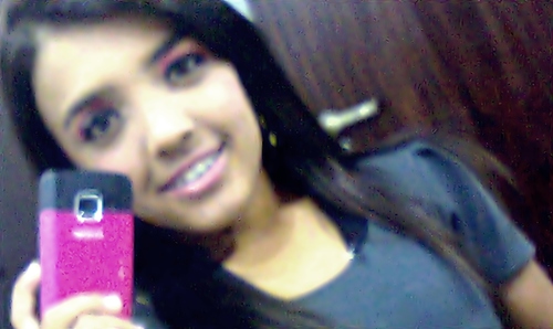 Sou morena,baixa,cabelos cumpridos pretos, sou simpatica, gosto de fazer amizades amo chocolate e salgadinho doritos meu predileto ! amo sair a noite e é isso !