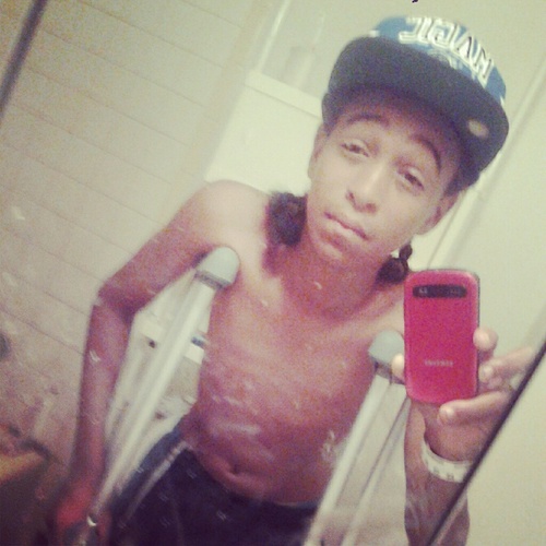 Jus ah young niqqa trynna make some money nd get mi niqqas out da hood but follow me nd ill follow back #team single #team gundry #rip Db Kb Nate Rio