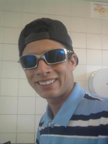 Jovem sonhador que busca encontrar seu caminho.