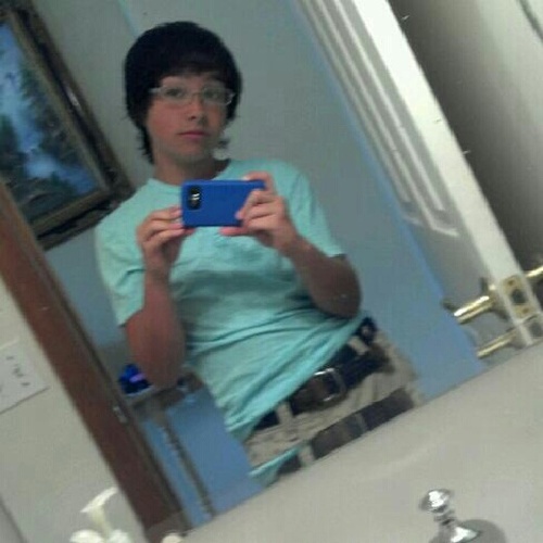 Hi im jake a normal 13 year old i play football and soccer follow me:)