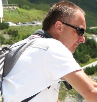 Papa van Jorg en Giel, mannetje van Liesbeth. Gaat graag wielrennen, mountainbiken en tennissen.