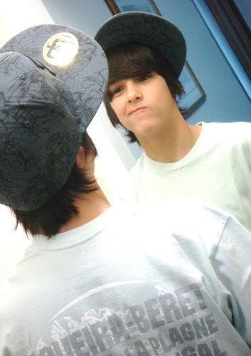 Ele é lindo, ele é principe, ele é mais do que perfeito, eu amo e admiro muito muito ele. @victor_bruneloo