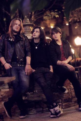 Rock and Roll Oldschool. GRANVIZIR é:
@rodcauhi
@nathangranvizir
@garfield_zzz