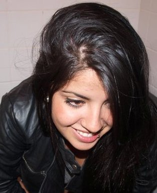 ''Vou mostrando como sou, e vou sendo como posso...Jogando meu corpo no mundo, andando por todos os cantos.''