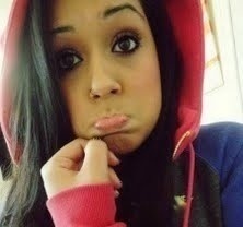 Tenho 17 anos, Sou : Ironica,Ciumenta,Observadora,Brincalhona,Carinhosa,Fotogenica,Twitteira e chata pra #XUXU ;9 Deus acima de tudo (Humildade sempre)