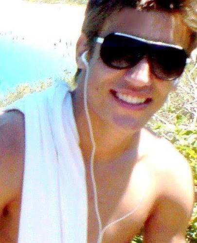 Cursando engenharia quimica na UFRN,brincalhão,tenho 19 anos e gosto de farrear com os meus amigos .