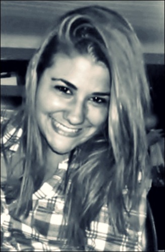 Sou complexa, sou mistura, sou mulher com cara de menina... E vice-versa. Me perco, me procuro e me acho. E quando necessário, enlouqueço e deixo rolar...