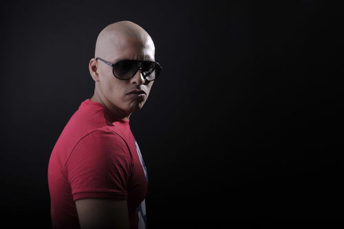 Rapero de corazón aunque me falla a veces, disfruto escribir canciones nuevas, hacer videos y cantar en @decufe