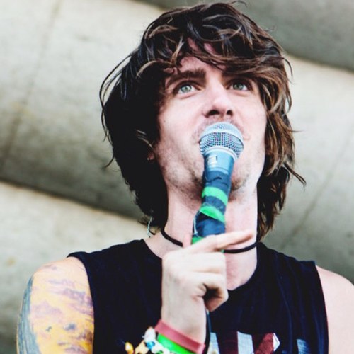 Asdhtdwweyh's profile picture. lead singer for Mayday Parade. [save your heart for someone who leaves you breathless]