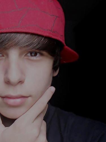 Jogador da base do Flamengo, apaixonado por Rock e filho de Deus.