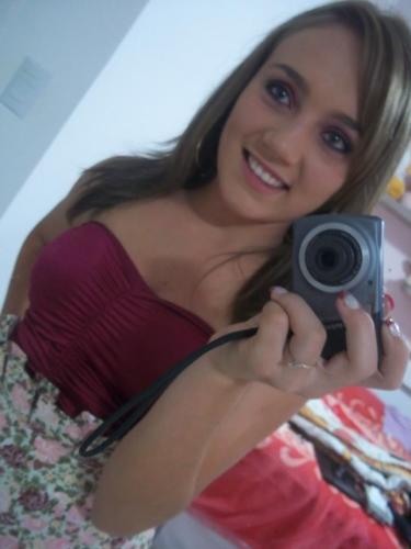 ariana , chata , ciumenta , teimosa e só do Biel :3