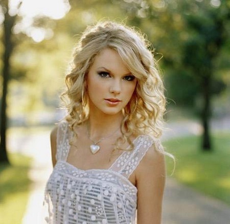 she wear short skirt :) love story :)
 “People haven’t always been there for me but music always has.” by taylor #swifties

i follow back :( follow me