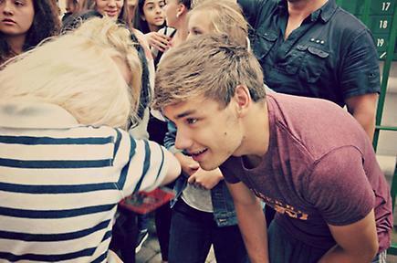 I'm a directioner.
Like please: http://t.co/FdfQ9CJQeI thanks.