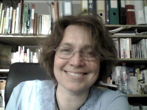 Labellepage's profile picture. Biographe, passionnée d'écriture, de lecture et de tout ce qui touche à l'édition, on me surnomme Ma Dalton parce que je sors la plume plus vite que mon ombre !