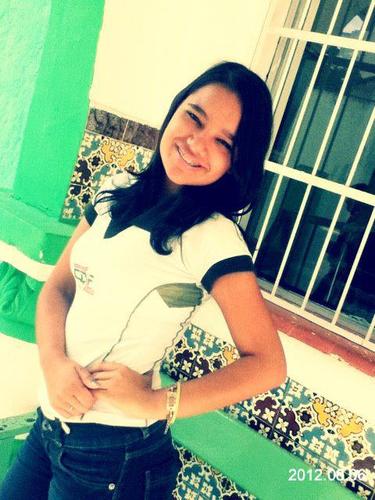 - Menina complicada,  garota confusa , Estudante , Sensivel,  Flamenguista , do signo peixes , apaixonada , sonhadora , verdadeira & bipolar !  WagnerLopes ♥