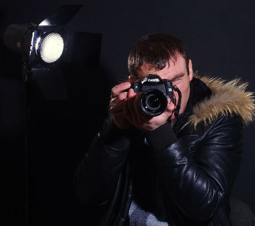 Я профессиональный фотограф, снимаю профессиональной камерой Nikon D700 . Все мой работы можно посмотреть на моем сайте http://t.co/Hv9fwPLz6D