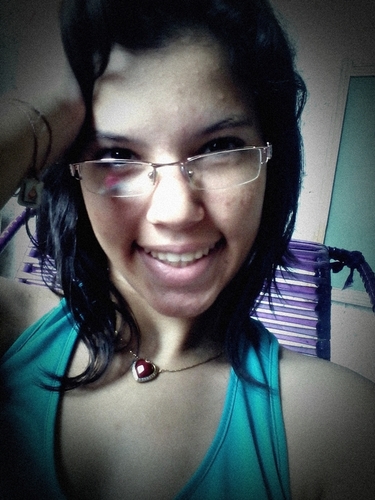 15 anos, solteira. Ariana. Risonha. Impulsiva. Carinhosa. Acima de tudo, família.