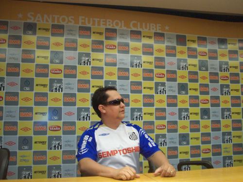 Filho da Dona Joanna e do Seo Pedro, pai de duas princesas, Ju e  Manu, sonhador, ingênuo, santista fanático e apaixonado pelas minhas  filhas e esposa .....