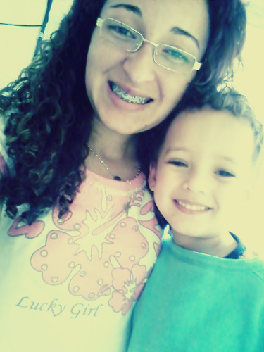 A felicidade não está nas coisas mais complicadas da vida. Está nas coisas mais simples, nos menores gestos e em pequenos e simples sorrisos   .