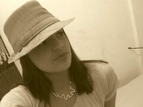 Maluca, Estudante da Língua Inglesa, Aspirante a Cantora.
