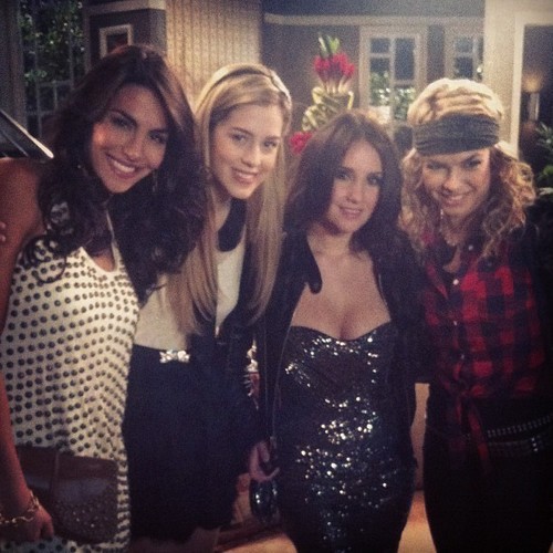 Aqui dentro S2 moram as pessoas de valor e que tem significado simples e verdadeiro pra mim,pois bem,aqui S2 mora você amo @sophiaabrahao Since:02-10-11