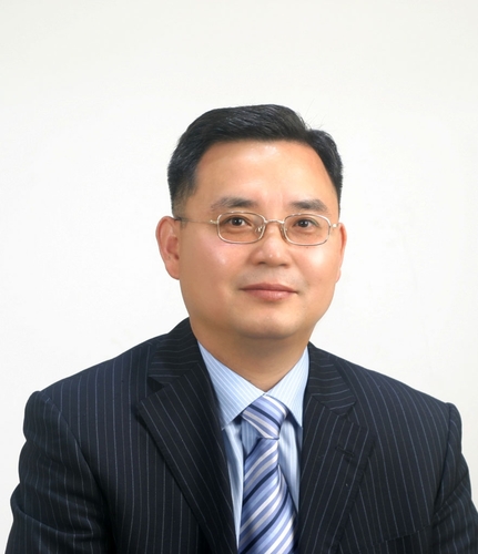 1991년도부터 프리콤이란 상호로 사업을 시작하여 서울대학병원을 비롯한 많은 병.의원과 수익금배분 동업(M.S.O)과 병.의원의 경영컨설팅, 의료마케팅, C.I.P, Naming, 광고, 홍보, 인테리어 등을 했다.  Summit 사(Alcon이 인수합병)의 한국수입총판도 했다.