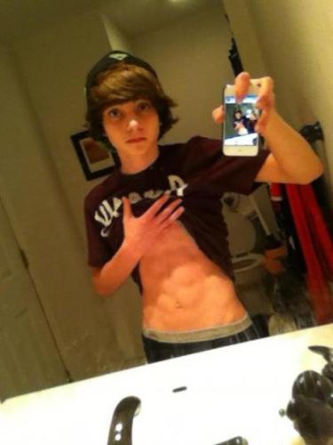 hi my name is justin but everyone calls me billy and im 14 and im bi i also love to skateboard and surf
