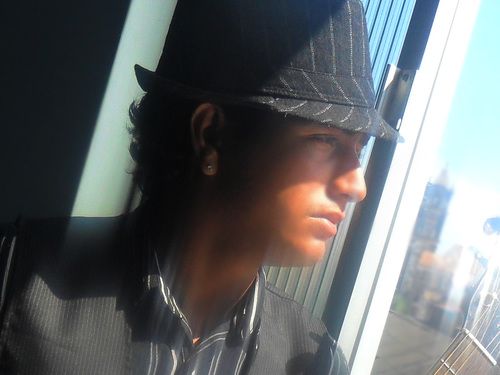 Ola, tenho 19 anos e adoro de paixão a musica. Minha vida é a música, e a música é a minha vida.