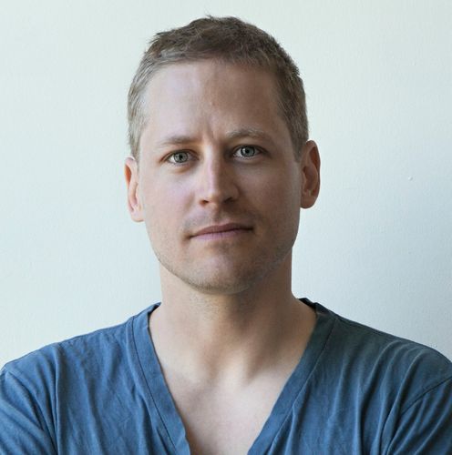 Réalisateur de AUX LIMITES DE LA SCÈNE, portrait d'une nouvelle génération de chorégraphes montréalais qui bouscule la danse contemporaine.