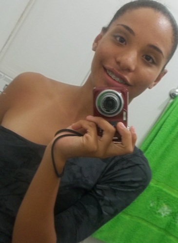 15 anos, Capricorniana, Bipolar .. pois é, BIPOLARIDADE, isso me define !
Mas, fácil de fazer amizades, companheira .. E tô aqui pra tuuudo meesmo ! Segue aê !