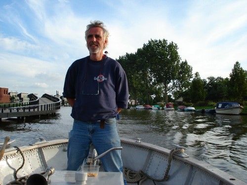 Meestal te vinden in en op wild water.