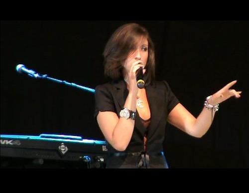 Giulia Alletto 20 anni cantante.. ho effettuato percorsi accademici di musica leggera ...attualmente studio in conservatorio.... instagram: @giuliaalletto96