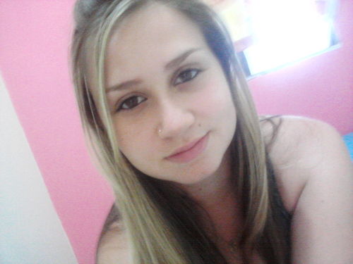 Uma menina mulher de 21 anos,impaciente e sempre rotulada como louca,minha loucura é falar na cara sem se preocupar,é ser natural expor meus sentimentos....