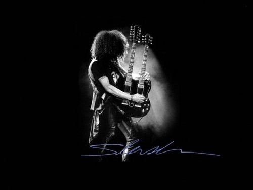 Hi! I'm in love with Slash!
To me he is the best guitarist in the world!
Fuck people who say that the best guitarist in the world is someone else!
:P