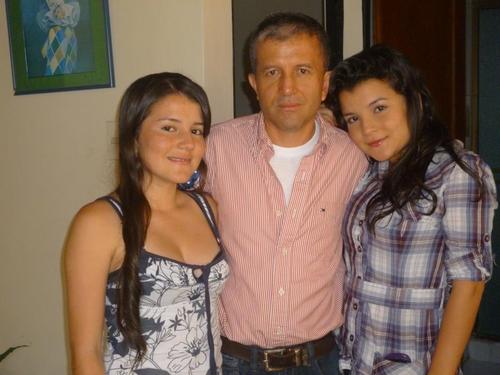 De Chinchiná Caldas.6 de agosto.
Casado,dos hermosas hijas:Carolina y Luisa María.
Hincha del Once caldas.