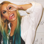 Since : 11/03/11 (:
Não a beijei, também não a abracei, na verdade não a conheci. A distância impede que eu a toque, mas não que eu a ame. @ddlovato ♥