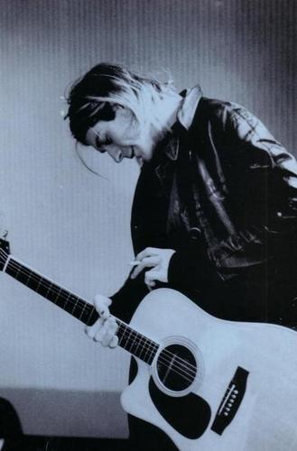 As coisas tem um brilho que com o tempo se vai .  Morra jovem e permaneça belo , - Kurt Cobain .   sz'