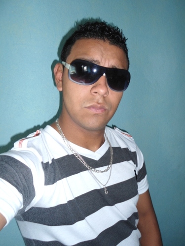 Una persona q se caracteriza por su Originalidad con la forma de ser y vestir, Sincero al momento de actuar y expresarme.