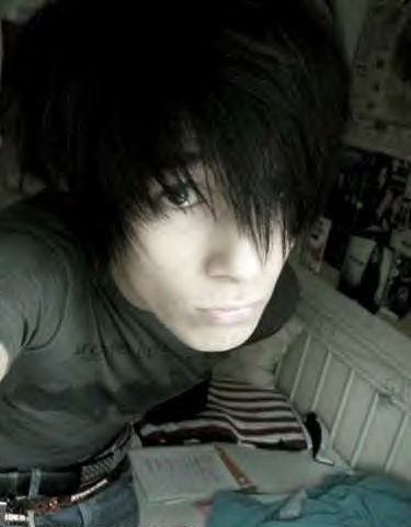 hello! this is my new account. my old one is @RyneBlackway. -.- cant access it. well im 18 and gay. i love hug so feel free to give me on 3