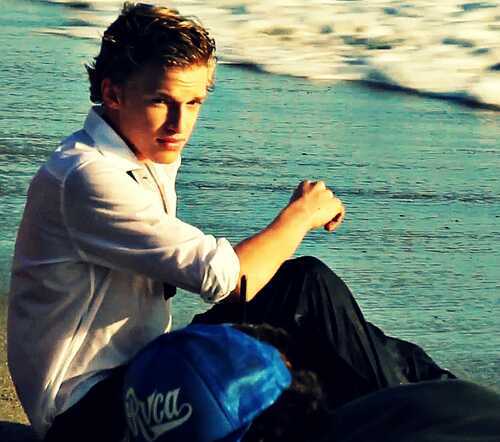 Hit the follow limt. Im a Mahomie, Angel, Allinator, BeadlesBabe and im followed by @CodySimpson @MadisonPettis22 @JessicaJarrell