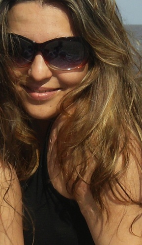 Sou tranquila..anciosa..maluca..medrosa..feliz..impulsiva..intensa..forte..fragil..menina..muleca..sou cm o vento as vezes forte ou calmo..Sou feliz !!