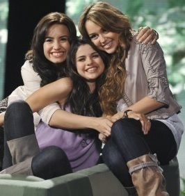 Aqui você encontra varios BGS Gifs da Selena Gomez, Demi Lovato, Miley Cyrus, Justin Bieber e a Ariana Grande. Aperte naquele botãozinho sedutor escrito follow