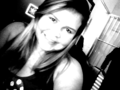 Tente, ame, busque, levante, sorria, chore, sonhe, tenha fé, nunca desista de tentar. Você é bem mais forte do que imagina. - Demi Lovato