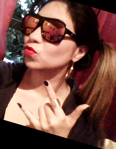 Pareço durona mais sou mais frágil que um vidro. Dramática e orgulhosa. 

Completamente apaixonada por mim ♥