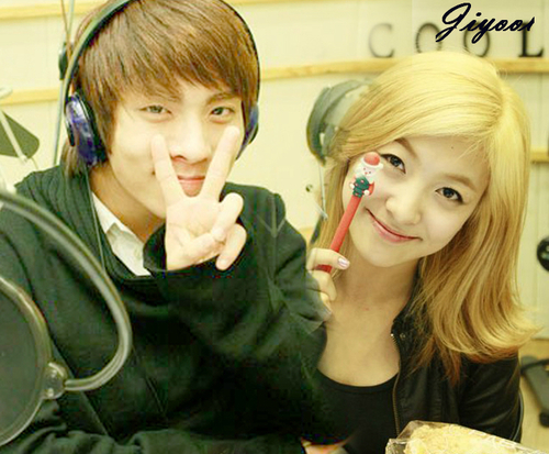 อันยองง ลูน่าบอท ใหม่นะค่ะ  มาคุยกันได้นะ ฟอลมาได้ไม่กัดหรอก -w- http://t.co/bJsGMbvtOc 30/6/2012
#93line ฟอลกันมาเยอะ ๆนะ ~ สุดน่ารักรออยู่~