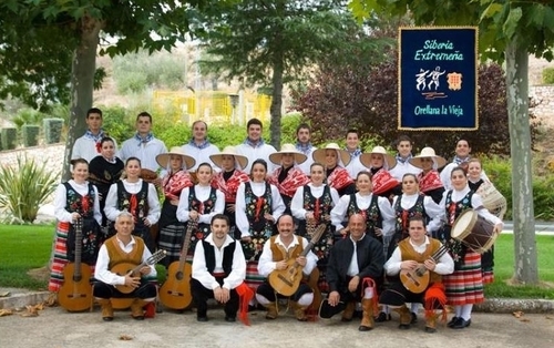 Grupo de Coros y Danzas de Orellana la Vieja (Badajoz). Fundado en 1975.
