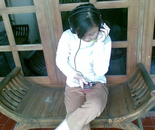 Jangan takut pada bayangan, karena didekatnya pasti ada cahaya