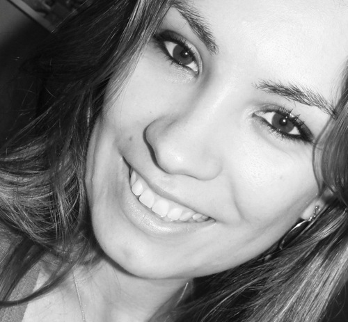 Designer, Empresária, noiva de Piter Sousa, mãe de um Yorkshire lindo chamado Layon, que hoje mora com o melhores pais e avós do mundo!