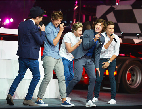 If you follow me thank you and i love you 3 xxx My idols are Zayn Harry Niall Liam and Louis. SO massively prod of my boys ILY!
@WeAreKingston follows 7/14/12