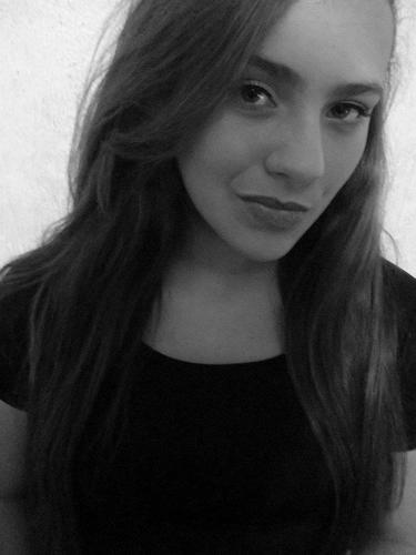 I am a girl of 17 years, I speak Portuguese, English U.S., French and, I'm dreaming, do not give up Brazilian ever and my biggest dream is about to take place a